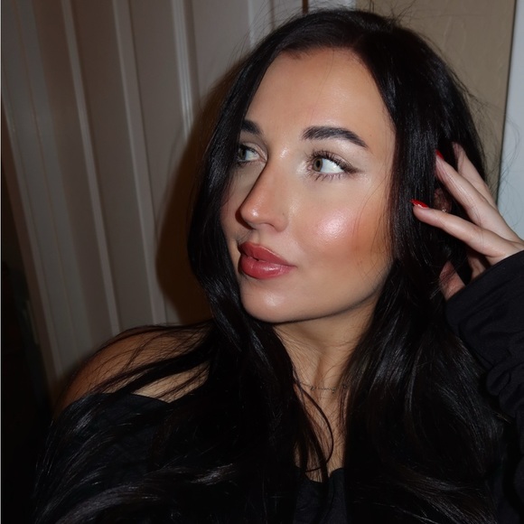 Meet your posher!!❤️💋🍒 - Picture 1 of 4